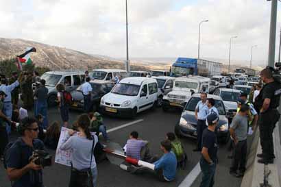 Bloquer la route de l'Apartheid : Des manifestants palestiniens non-violents bloquent la route 443/سد الطريق المؤدي الى الفص 